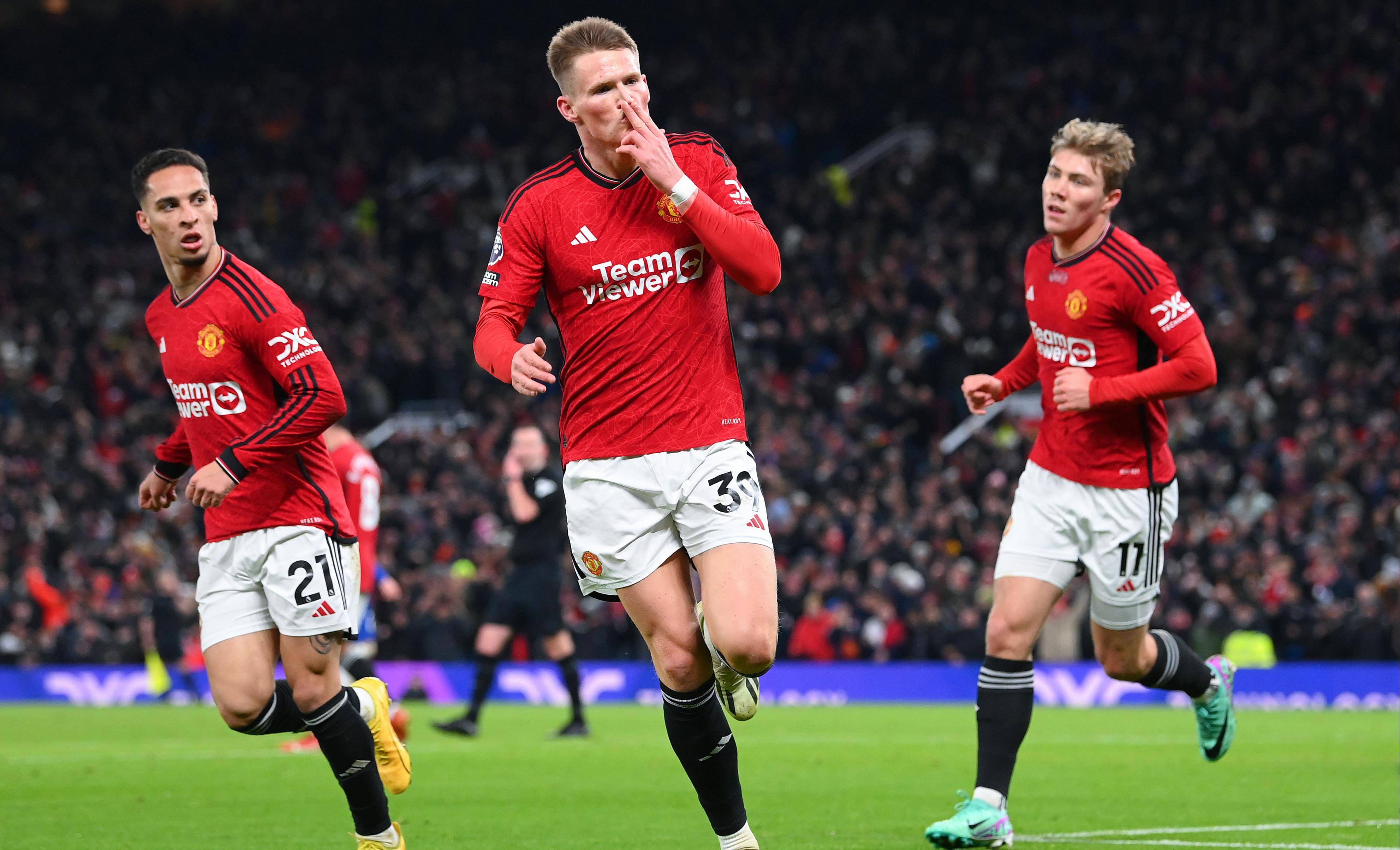 曼联逆转埃弗顿，助力逼近前四