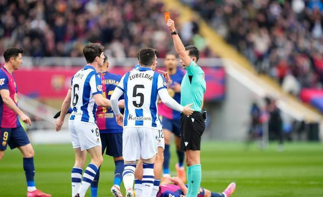 爱游戏体育-关于足球预选赛场上惊险连连，胜负悬念引人关注的信息