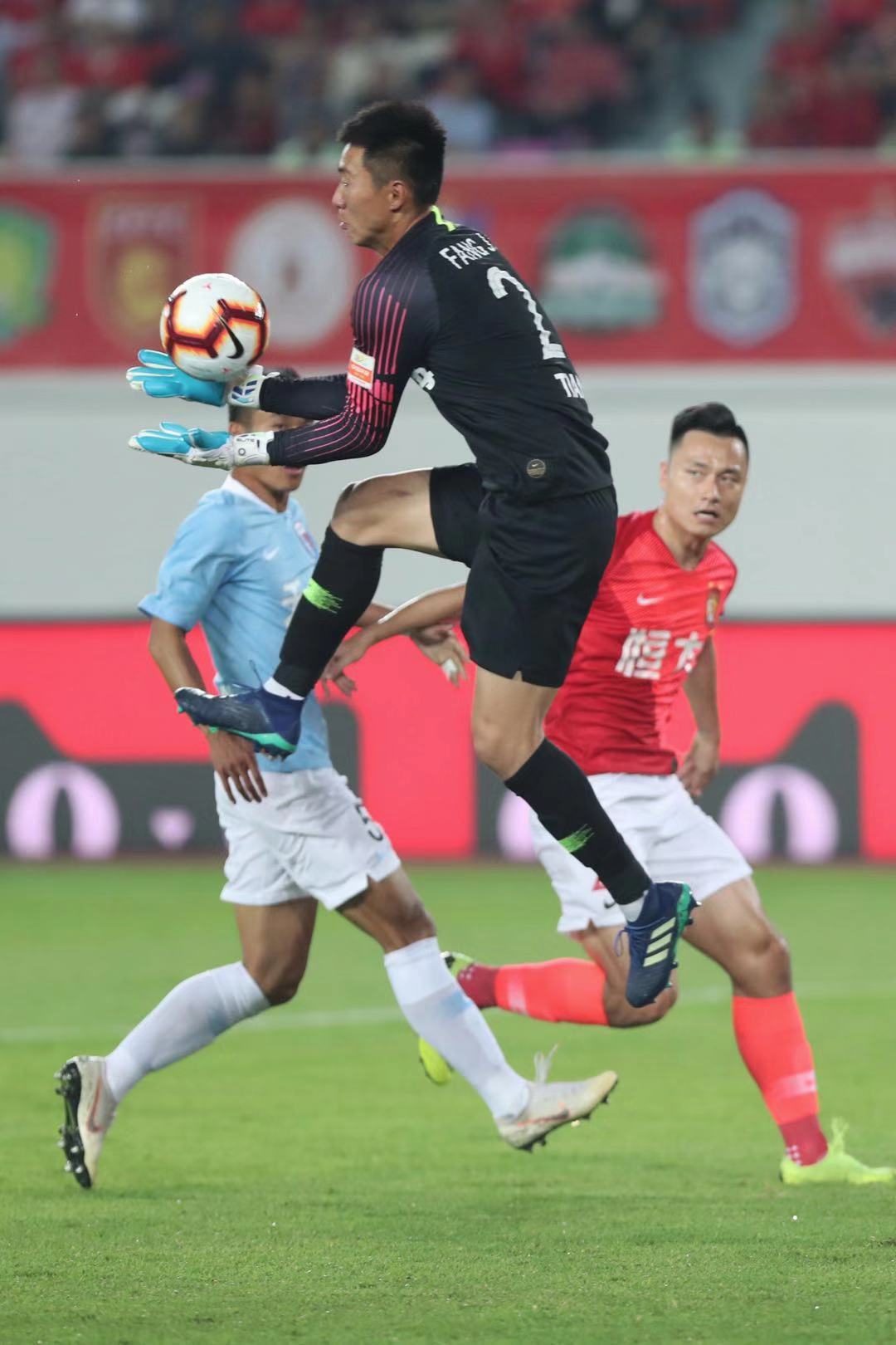 重庆力克恒大，主场取得关键胜利的简单介绍