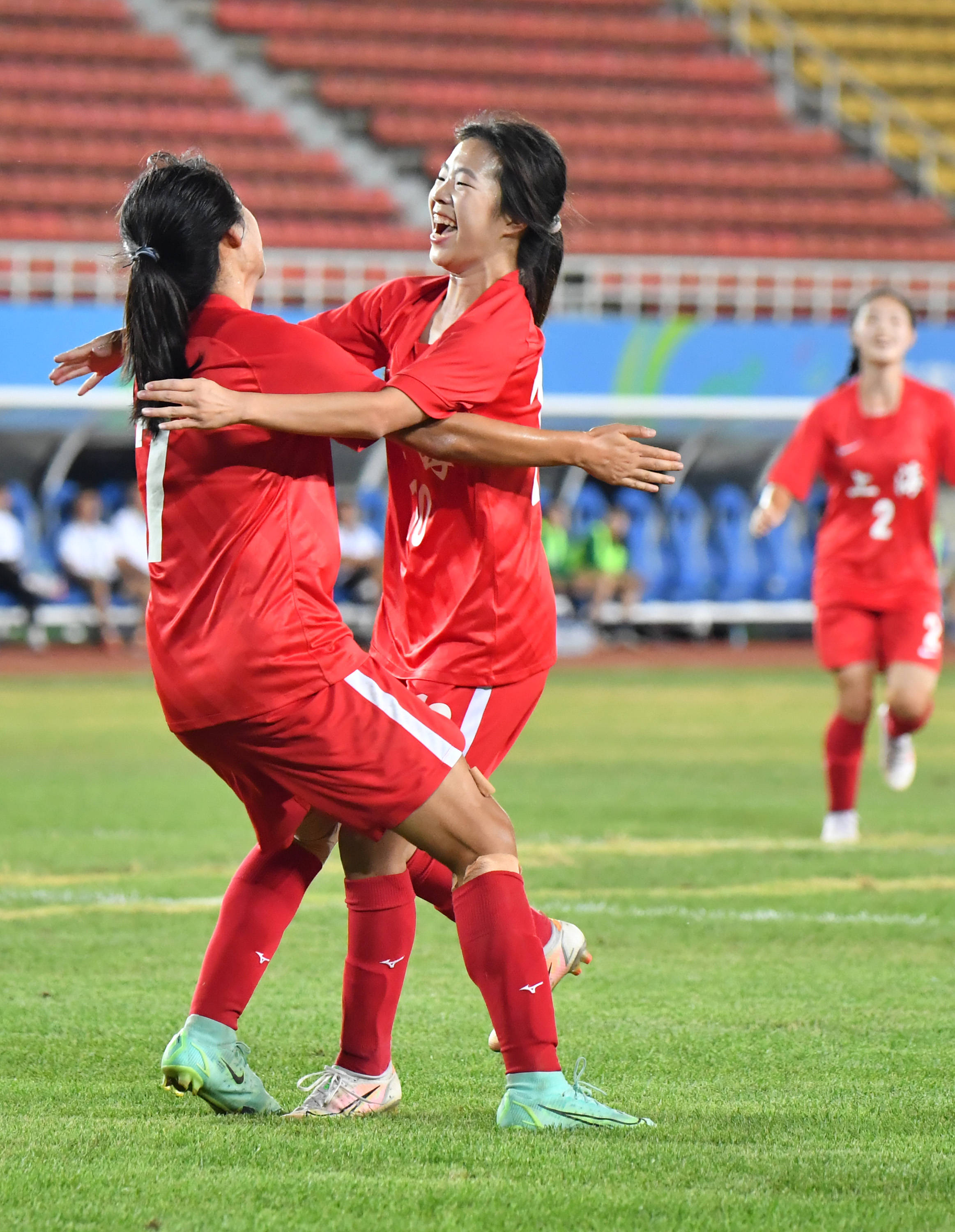 爱游戏在线-国际女子足球赛各地狂热，追随者狂热不减的简单介绍