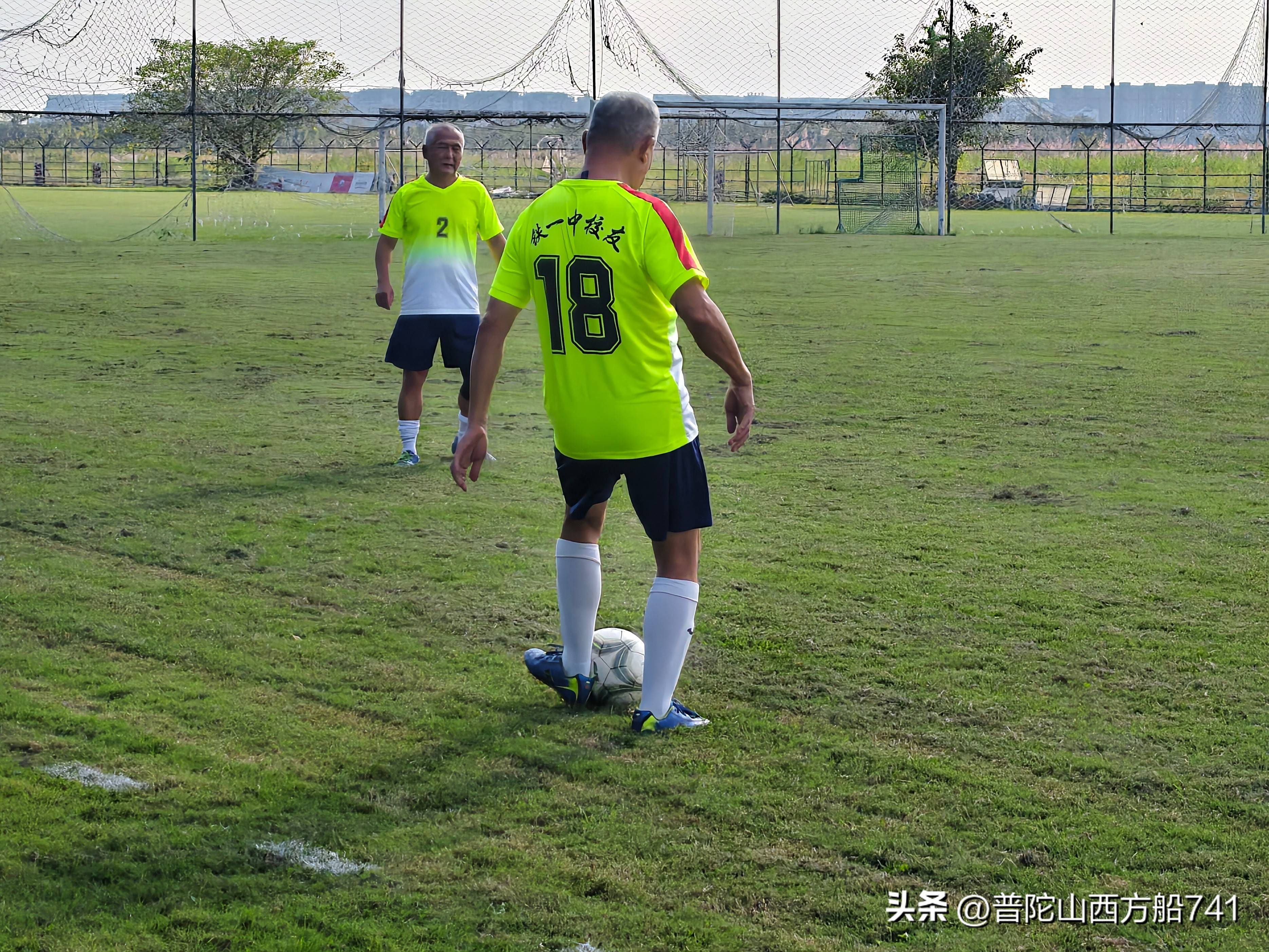 关于足球场上风云再起，球员力争胜利的信息