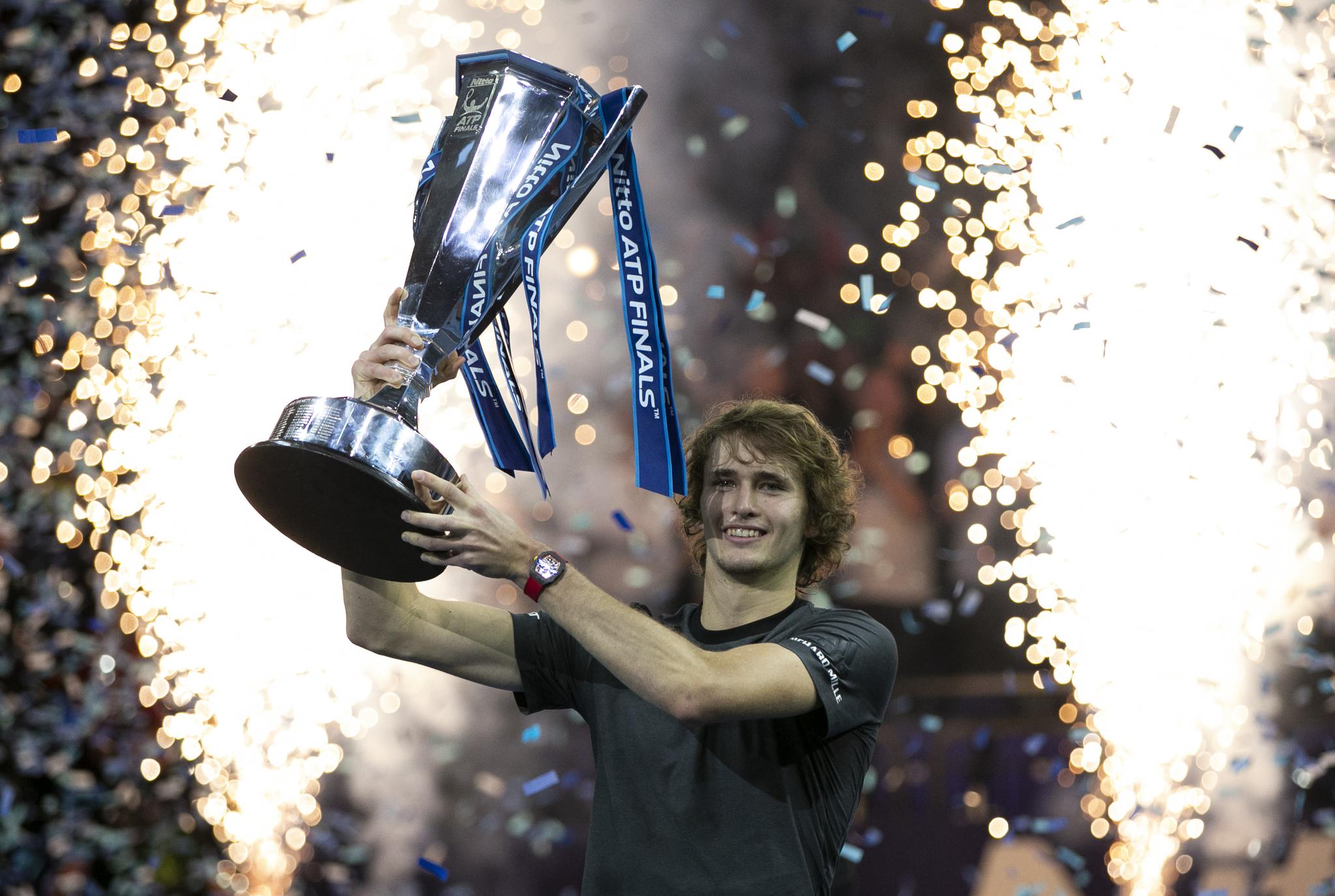 包含美网翻盘年终总决赛，兹维列夫刷新纪录的词条