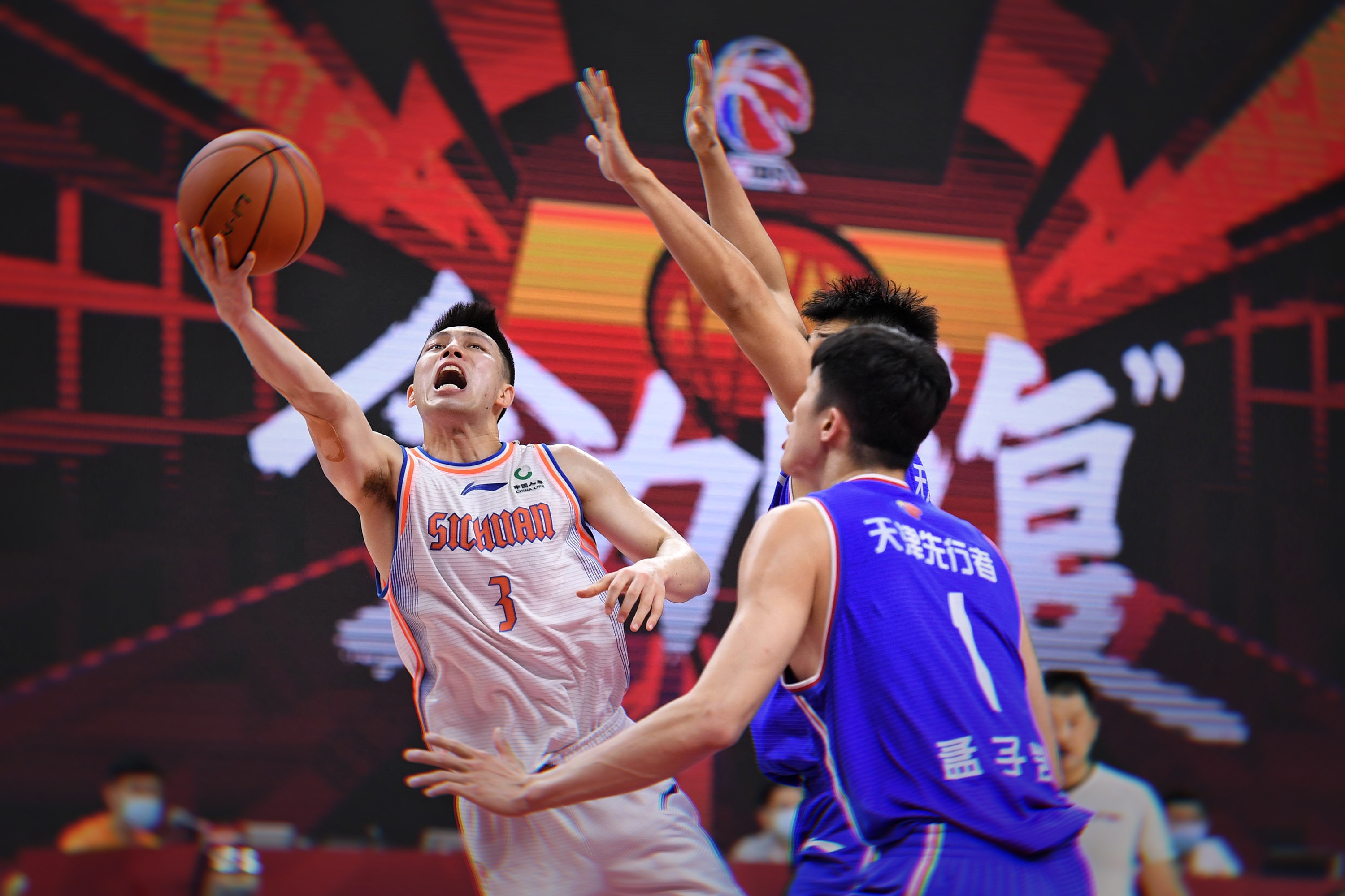 火箭碾压辽宁队,字母哥点燃赛场 火箭碾压辽宁队,字母哥点燃赛场